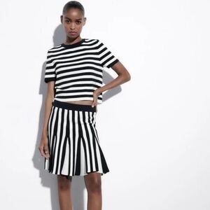 NWT ZARA Knit black and white pleated knit skirt size medium
SELLING ONLY SKIRT